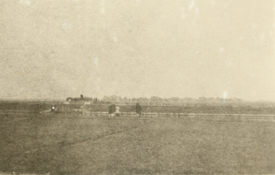 351664 Gezicht op het terrein aan de Lageweidschedijk te Utrecht na het afwerpen van voedselpaketten door geallieerde ...